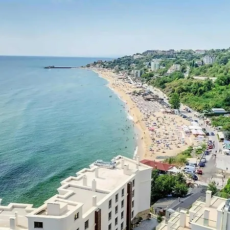 Modern 1-bed With Pool & Seaview *