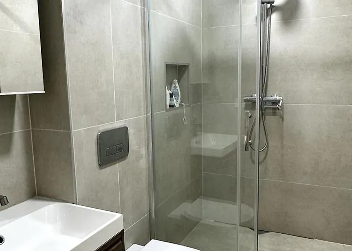 Modern 1-bed With Pool & Seaview וארנה