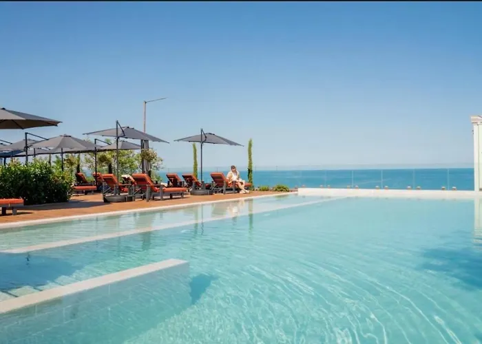 Modern 1-bed With Pool & Seaview דירה וארנה